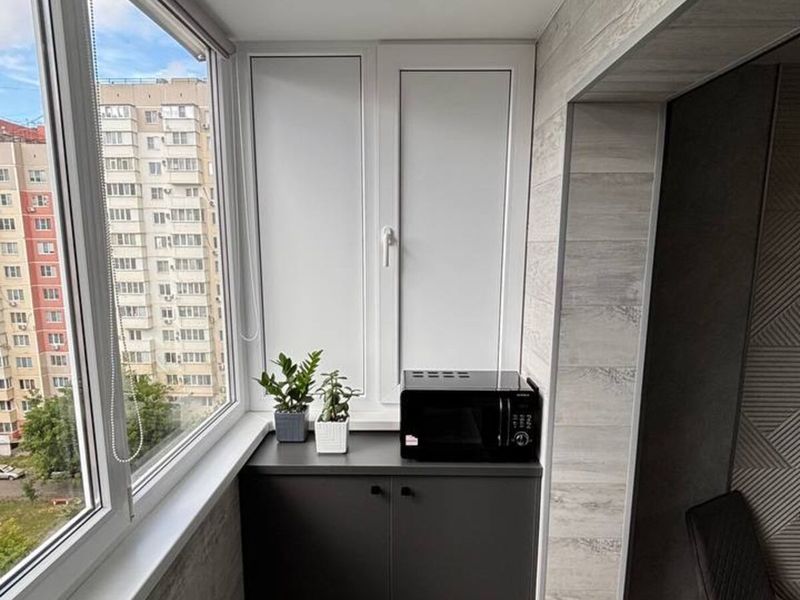 Zasklený balkon s pracovní deskou a spotřebičem