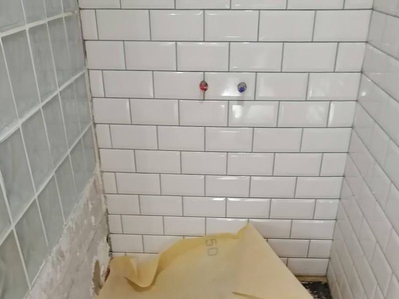Bílé metro obklady v koupelně během rekonstrukce