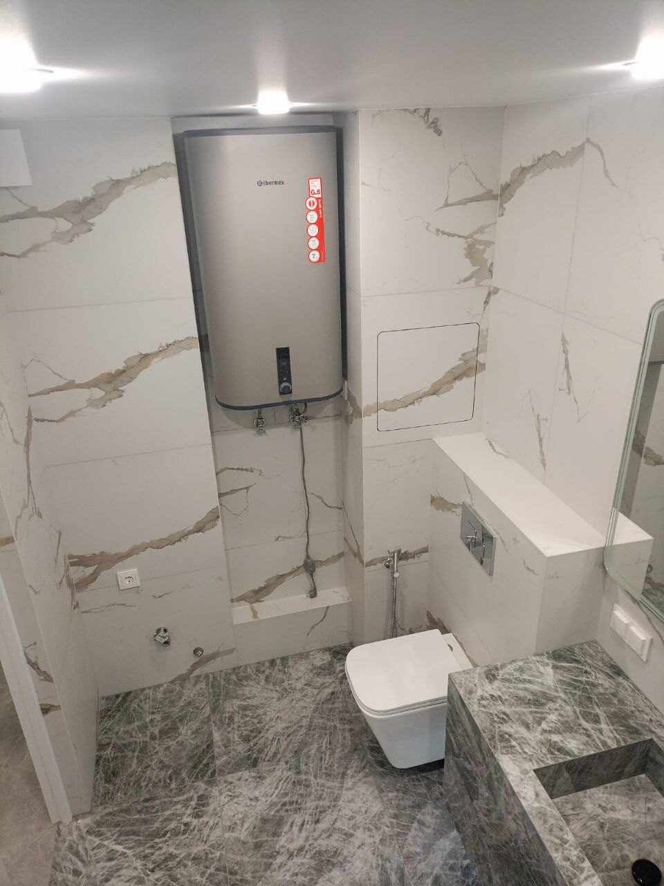 Závěsné WC a nový bojler v koupelně po kompletní rekonstrukci