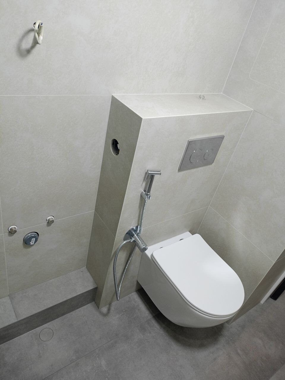 Závěsné WC v malé bílé koupelně po rekonstrukci, Praha