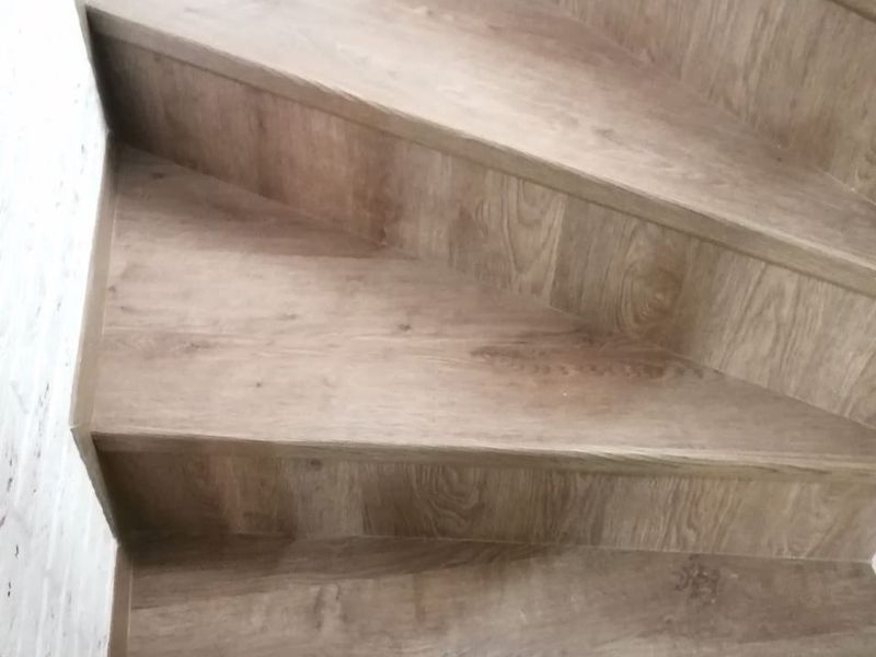 Schodišťové stupně s dřevěným dekorem po dokončení rekonstrukce