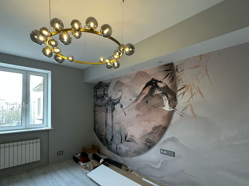 Obývací pokoj s designovým lustrem a velkoformátovou tapetou po rekonstrukci v Praze