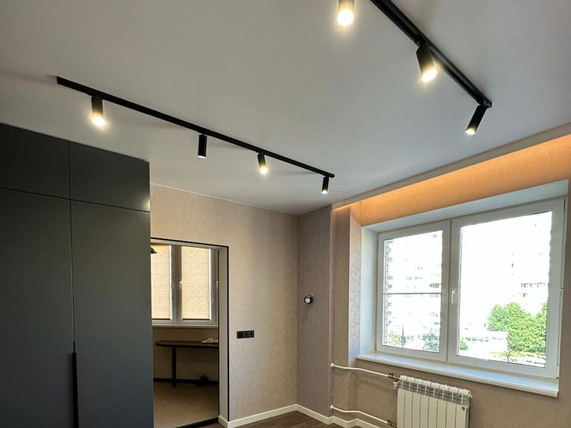 Lištový systém, bodovky a LED pás v jednom pokoji