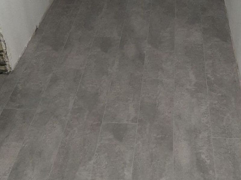 Lepená vinylová podlaha LVT v koupelně