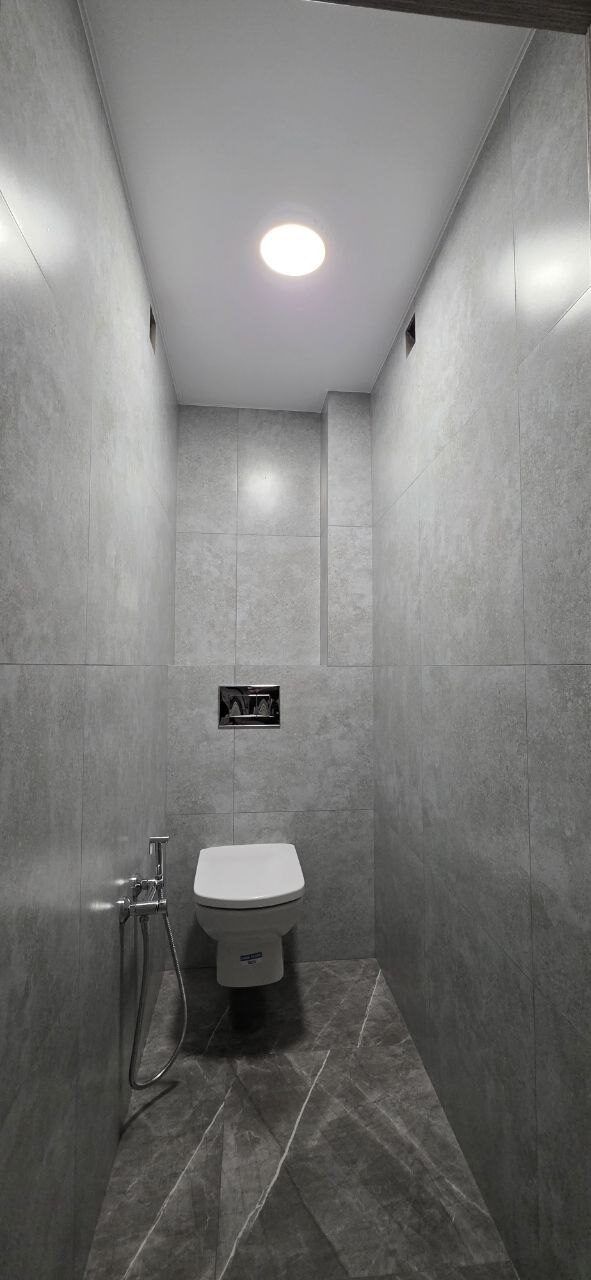 WC po rekonstrukci – stěrka v betonovém dekoru a závěsná mísa