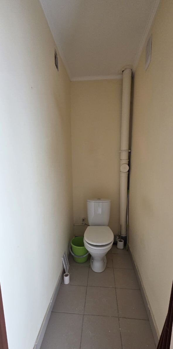 Původní WC před bouracími pracemi, Praha