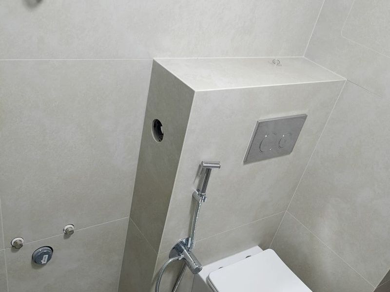 Závěsné WC s ovládacím tlačítkem a bidetovou sprškou